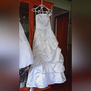 Never worn wedding gown